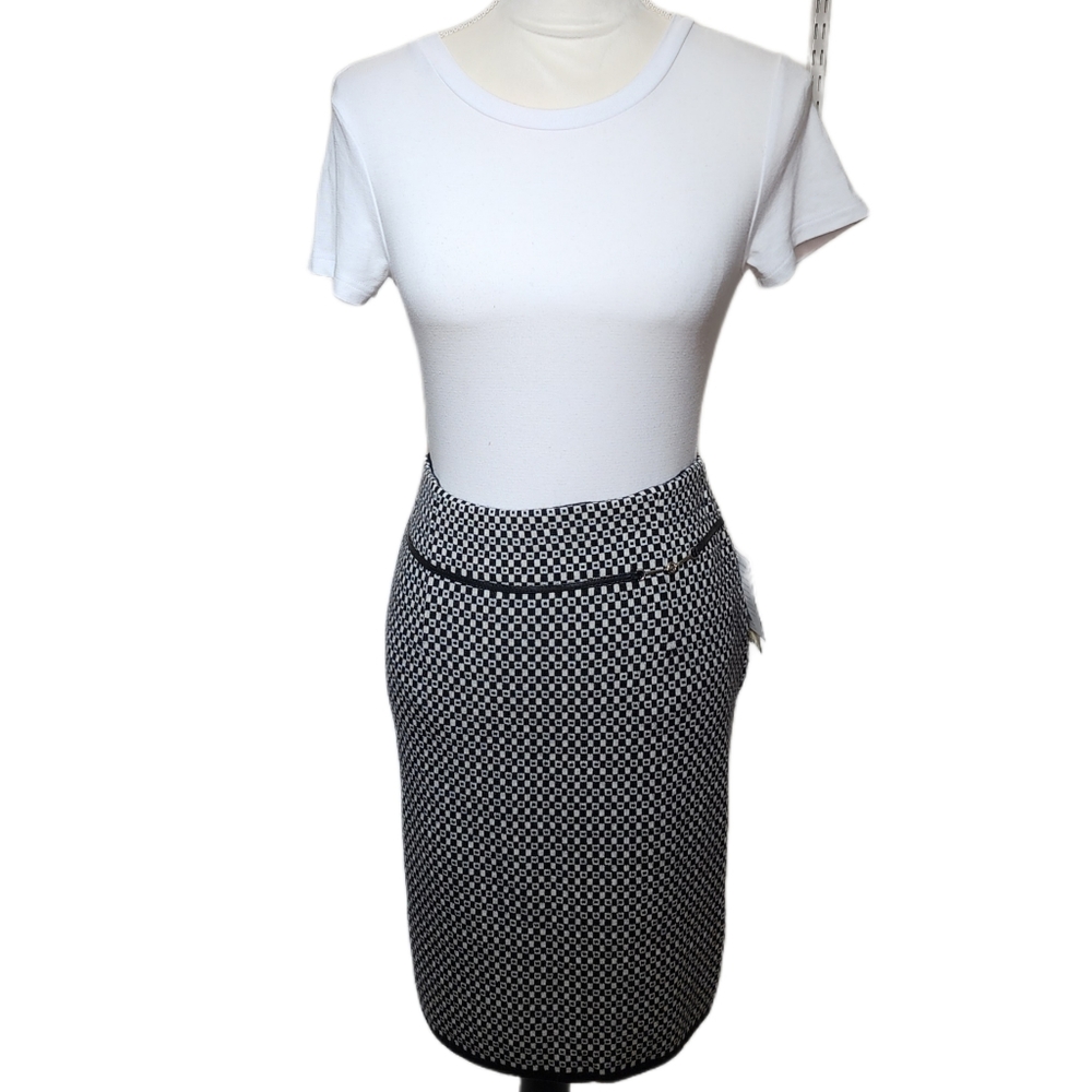 Lord & Taylor. Houndstooth, 100% wool skirt. Size PM